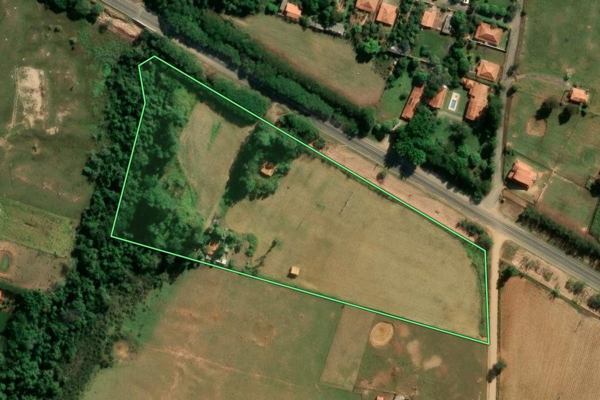 Imagem de satélite do imóvel rural em Porangaba (SP), com o contorno declarado no CAR desenhado por cima.