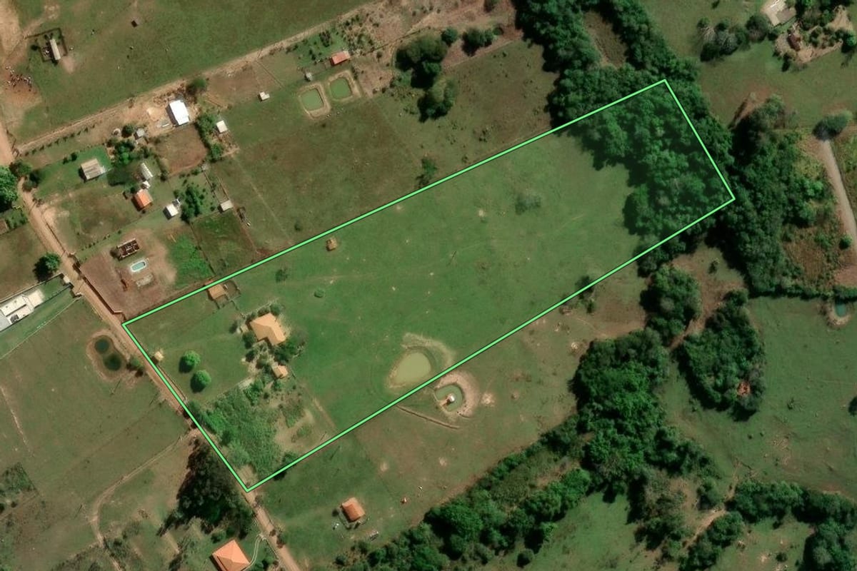 Imagem de satélite do imóvel rural em Porangaba (SP), com o contorno declarado no CAR desenhado por cima.