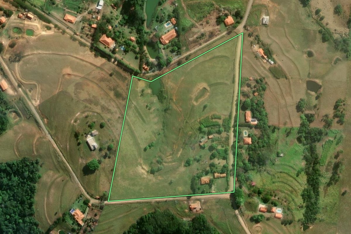 Imagem de satélite do imóvel rural em Porangaba (SP), com o contorno declarado no CAR desenhado por cima.