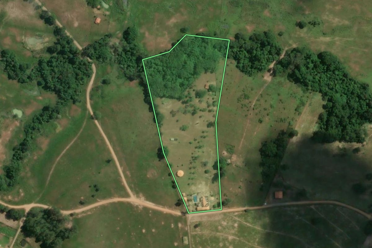 Imagem de satélite do imóvel rural em Porangaba (SP), com o contorno declarado no CAR desenhado por cima.