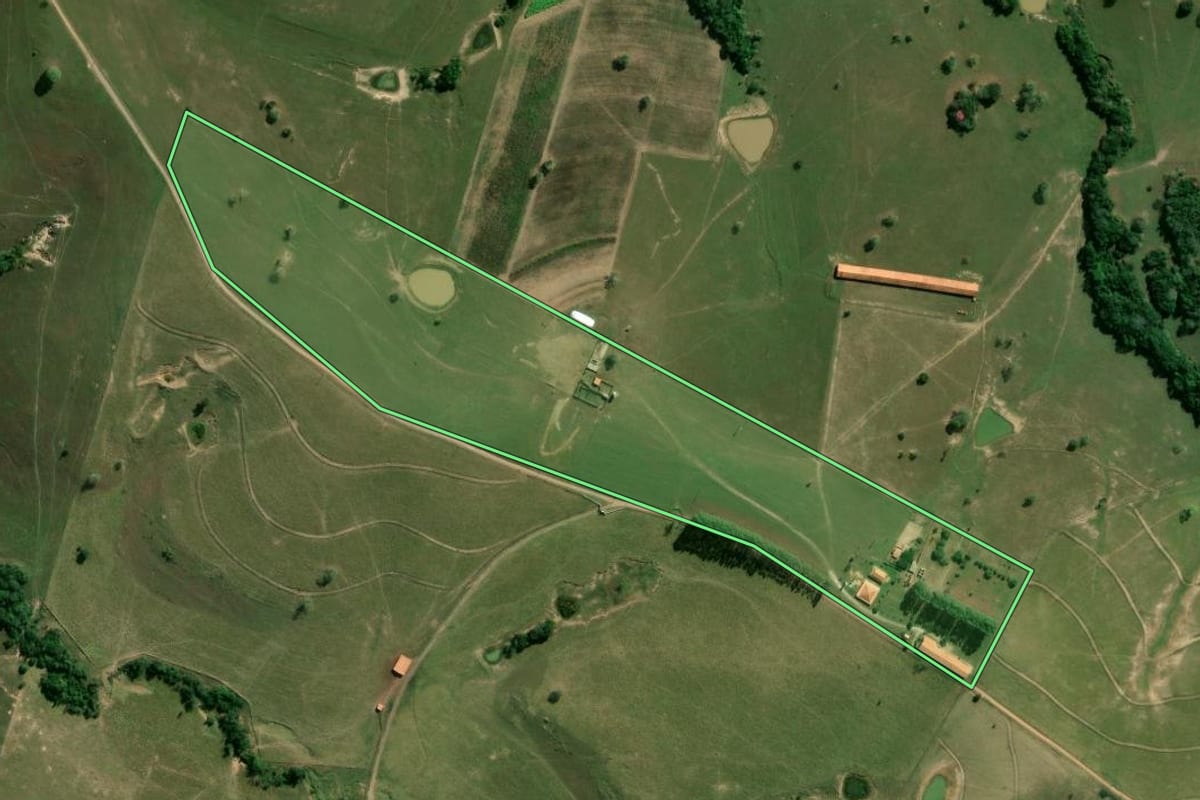 Imagem de satélite do imóvel rural em Porangaba (SP), com o contorno declarado no CAR desenhado por cima.