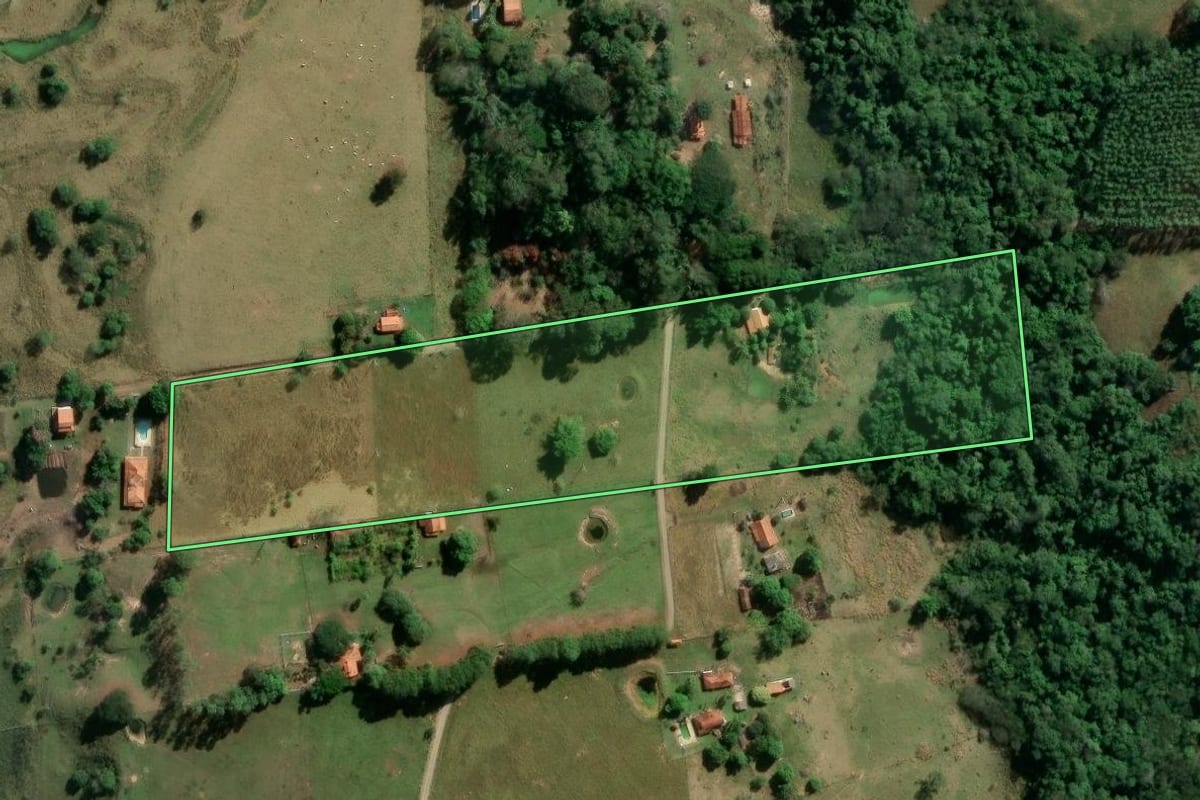 Imagem de satélite do imóvel rural em Porangaba (SP), com o contorno declarado no CAR desenhado por cima.