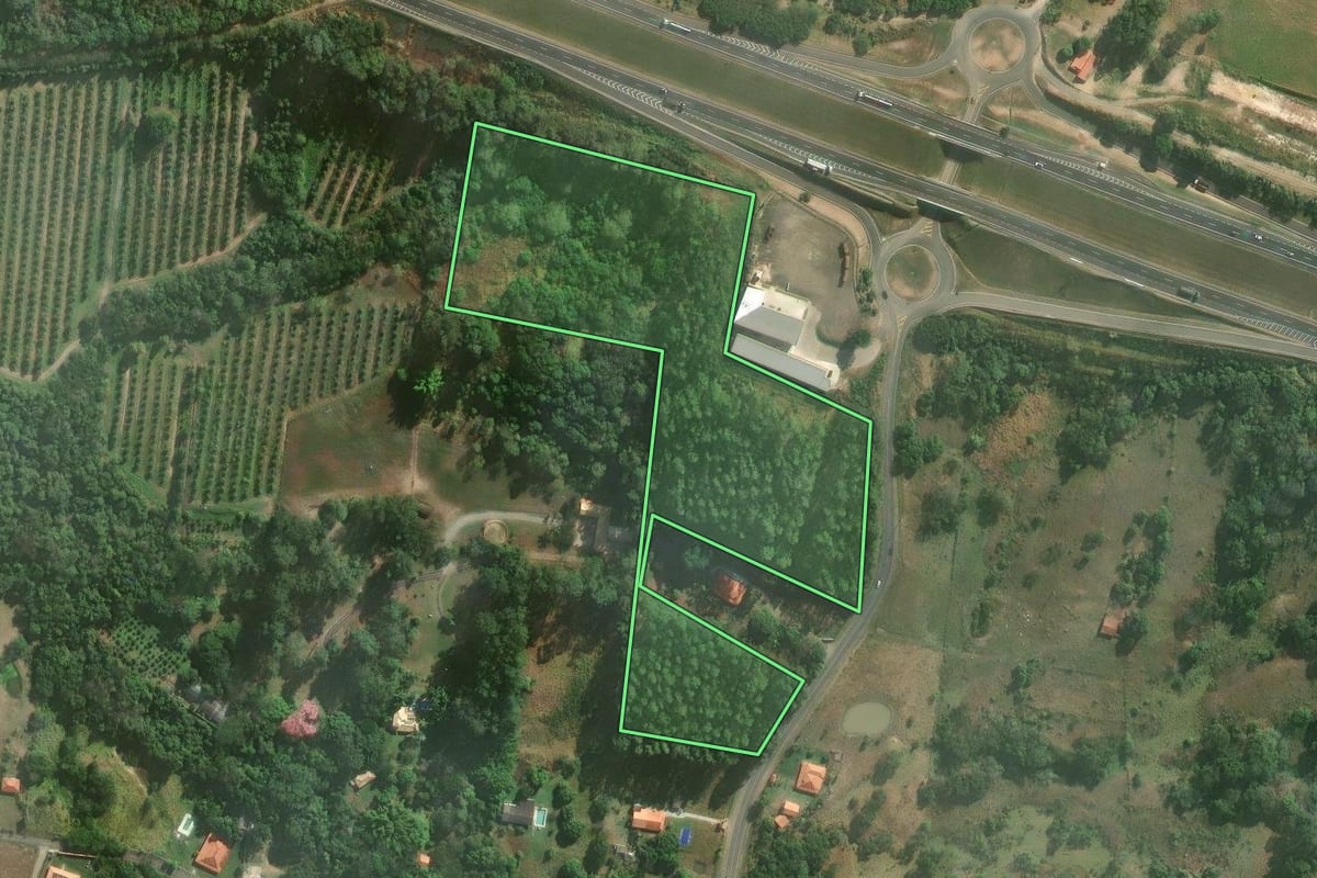 Imagem de satélite do imóvel rural em Porangaba (SP), com o contorno declarado no CAR desenhado por cima.