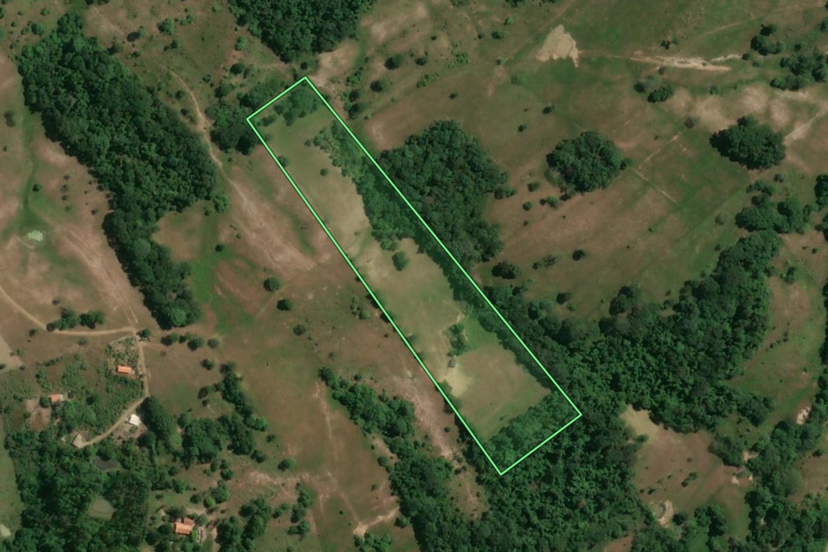 Imagem de satélite do imóvel rural em Porangaba (SP), com o contorno declarado no CAR desenhado por cima.