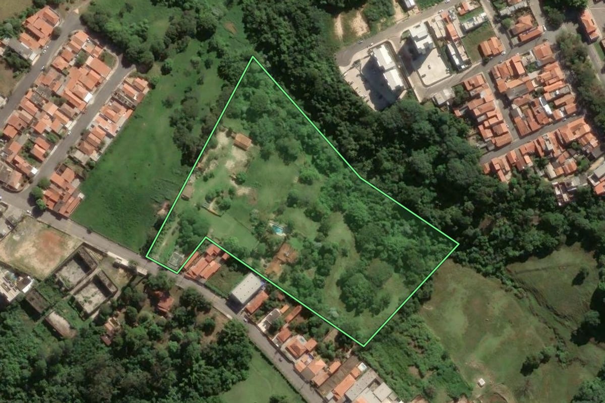 Imagem de satélite do imóvel rural em Porto Feliz (SP), com o contorno declarado no CAR desenhado por cima.