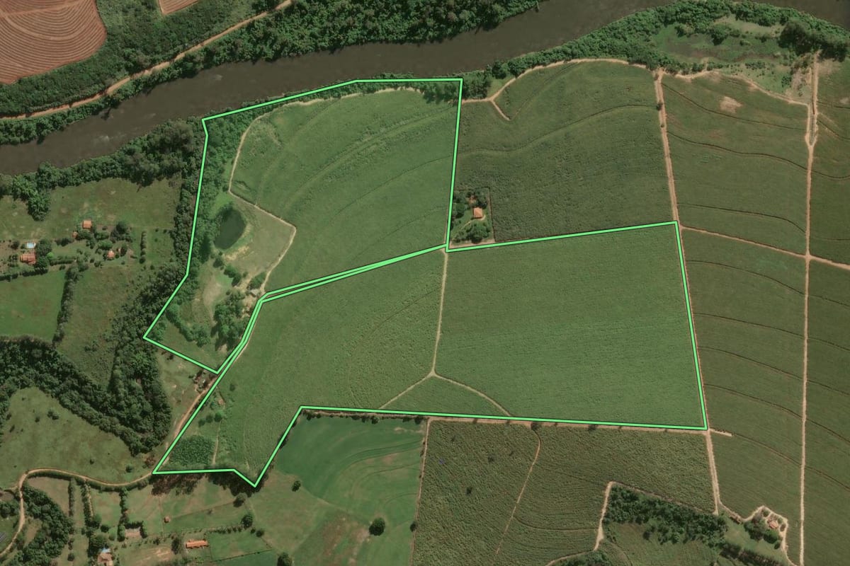 Imagem de satélite do imóvel rural em Porto Feliz (SP), com o contorno declarado no CAR desenhado por cima.