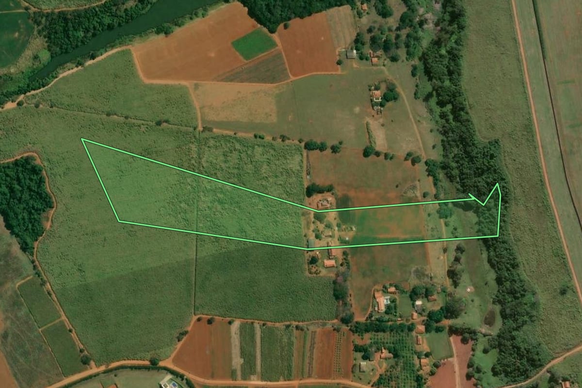 Imagem de satélite do imóvel rural em Porto Feliz (SP), com o contorno declarado no CAR desenhado por cima.