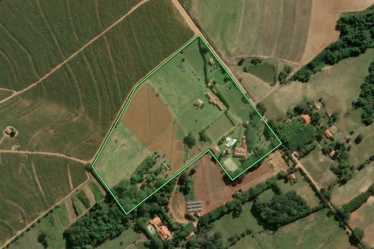 Imagem de satélite do imóvel rural em Porto Feliz (SP), com o contorno declarado no CAR desenhado por cima.