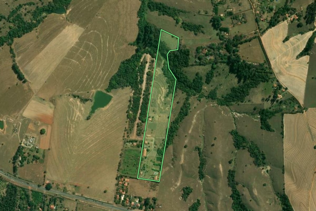 Imagem de satélite do imóvel rural em Porto Feliz (SP), com o contorno declarado no CAR desenhado por cima.