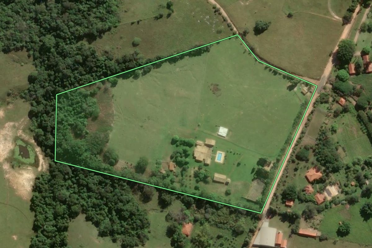Imagem de satélite do imóvel rural em Porto Feliz (SP), com o contorno declarado no CAR desenhado por cima.