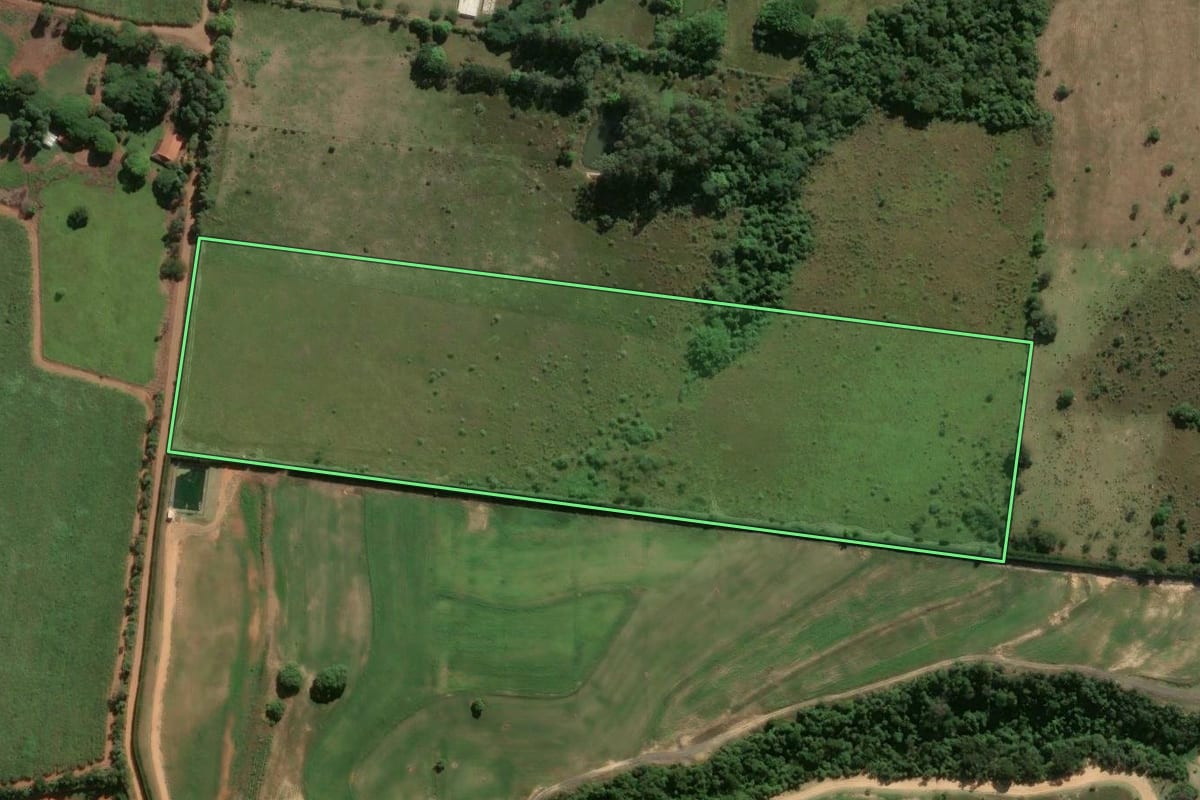 Imagem de satélite do imóvel rural em Porto Feliz (SP), com o contorno declarado no CAR desenhado por cima.
