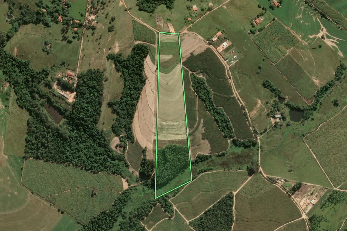 Imagem de satélite do imóvel rural em Porto Feliz (SP), com o contorno declarado no CAR desenhado por cima.