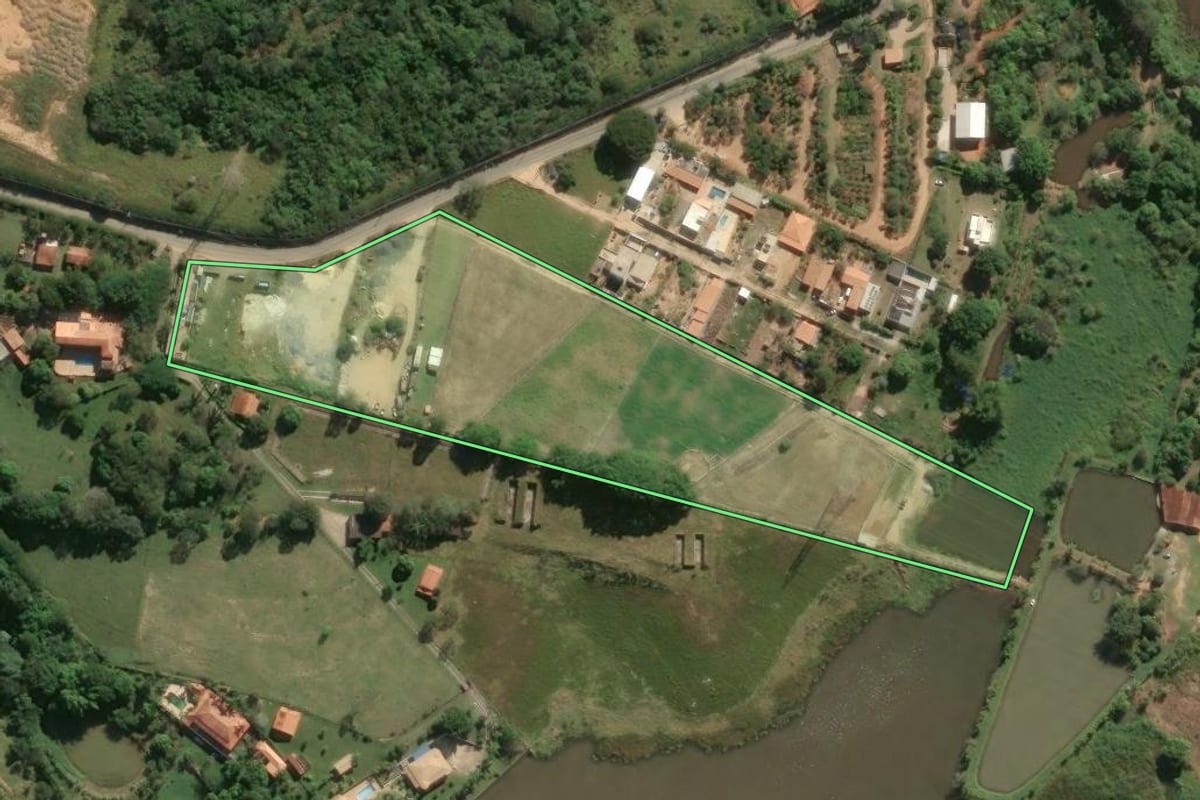 Imagem de satélite do imóvel rural em Porto Feliz (SP), com o contorno declarado no CAR desenhado por cima.
