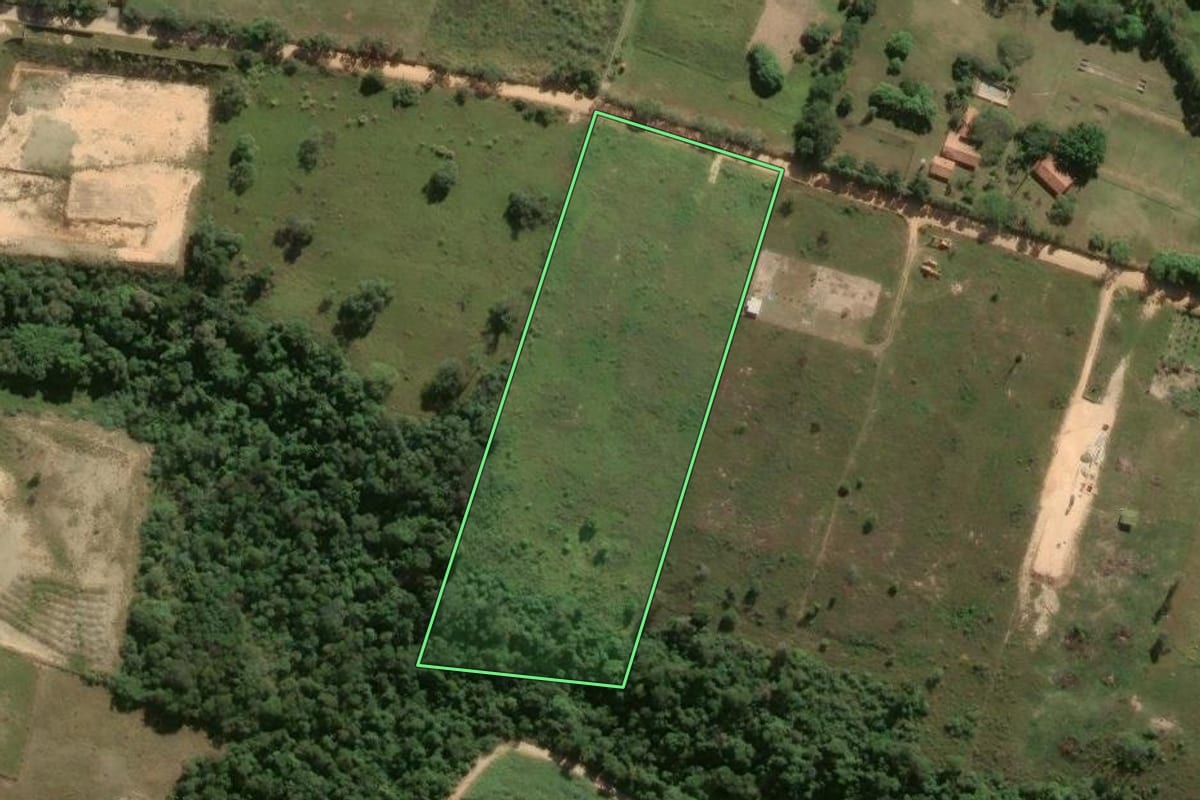 Imagem de satélite do imóvel rural em Porto Feliz (SP), com o contorno declarado no CAR desenhado por cima.