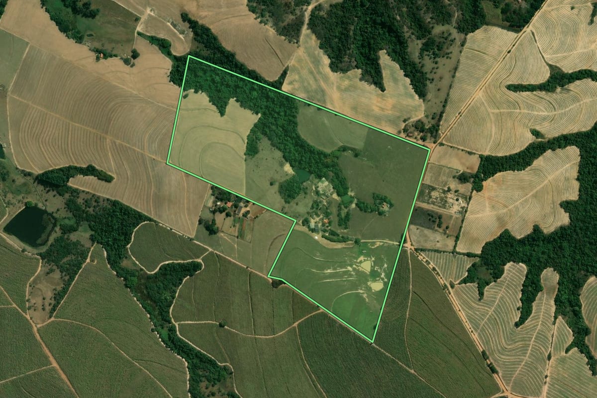 Imagem de satélite do imóvel rural em Porto Feliz (SP), com o contorno declarado no CAR desenhado por cima.