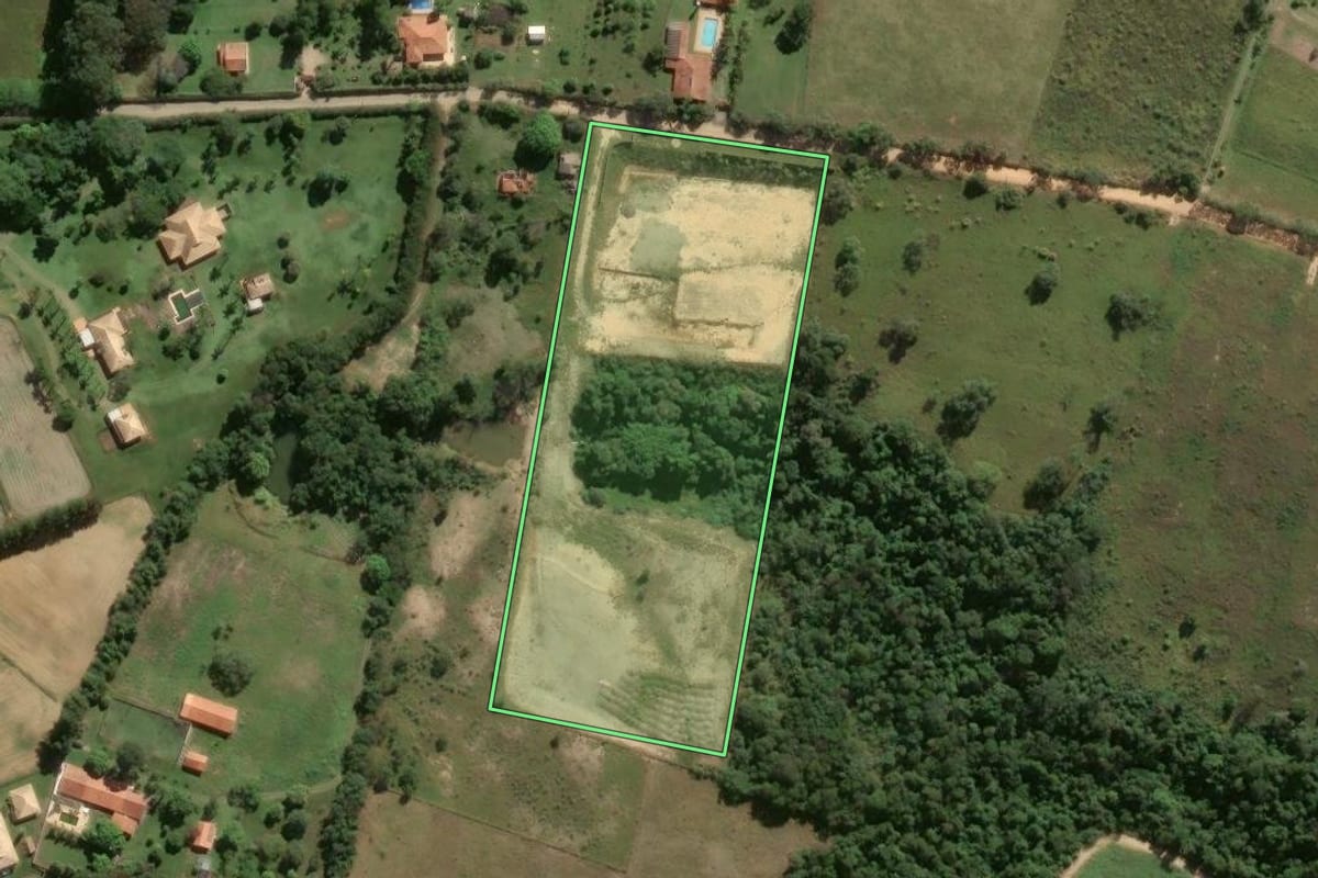 Imagem de satélite do imóvel rural em Porto Feliz (SP), com o contorno declarado no CAR desenhado por cima.