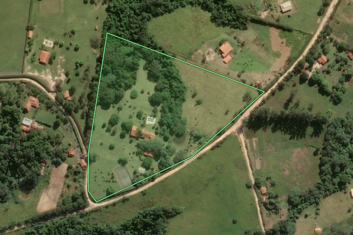 Imagem de satélite do imóvel rural em Porto Feliz (SP), com o contorno declarado no CAR desenhado por cima.