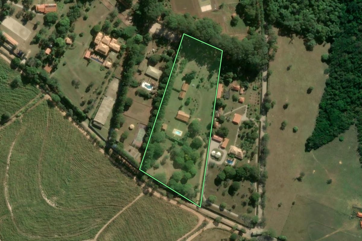 Imagem de satélite do imóvel rural em Porto Feliz (SP), com o contorno declarado no CAR desenhado por cima.