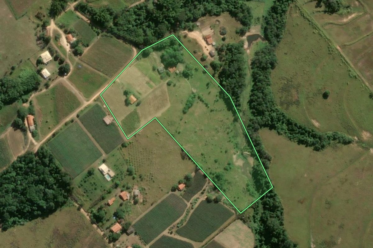 Imagem de satélite do imóvel rural em Porto Feliz (SP), com o contorno declarado no CAR desenhado por cima.