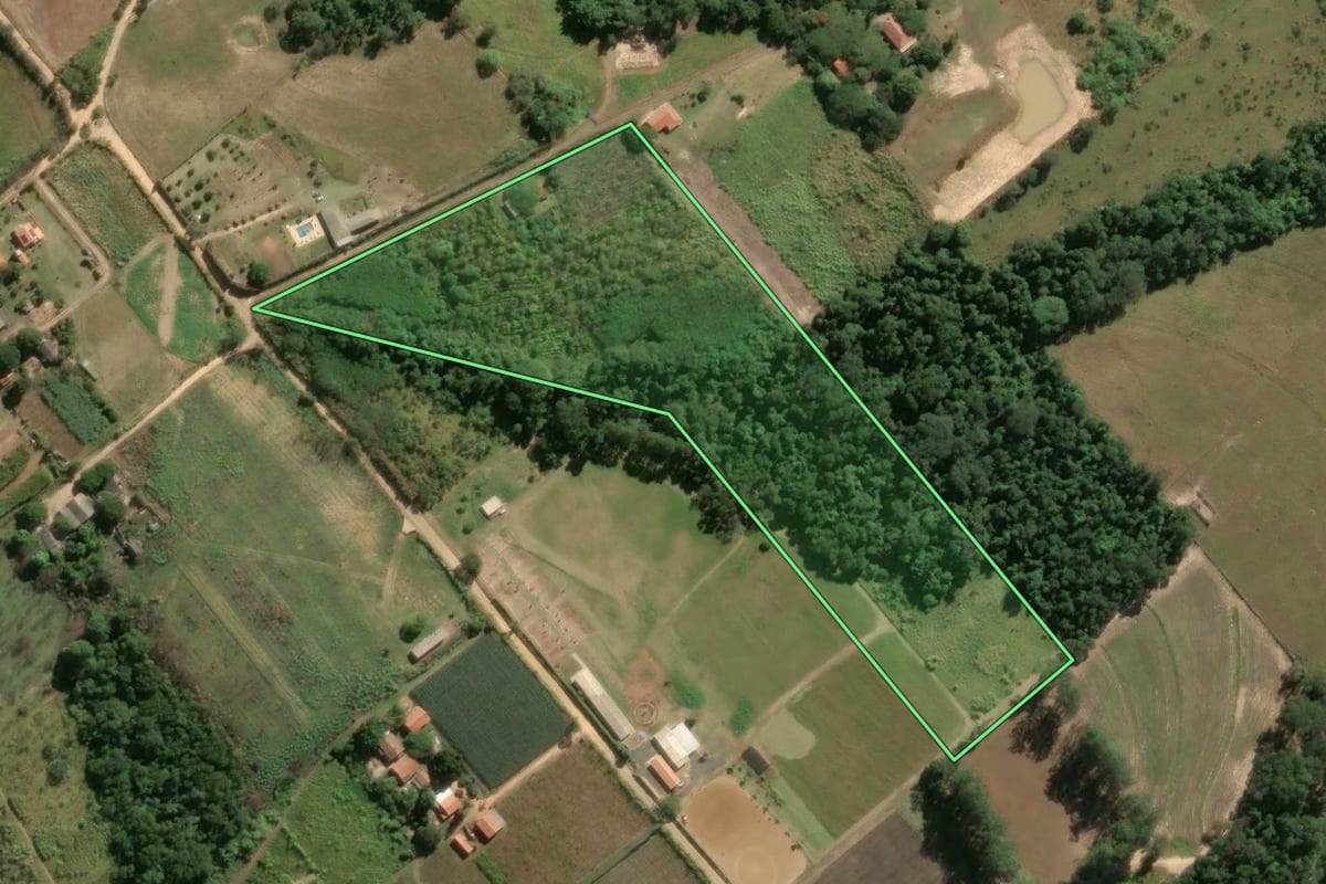 Imagem de satélite do imóvel rural em Porto Feliz (SP), com o contorno declarado no CAR desenhado por cima.