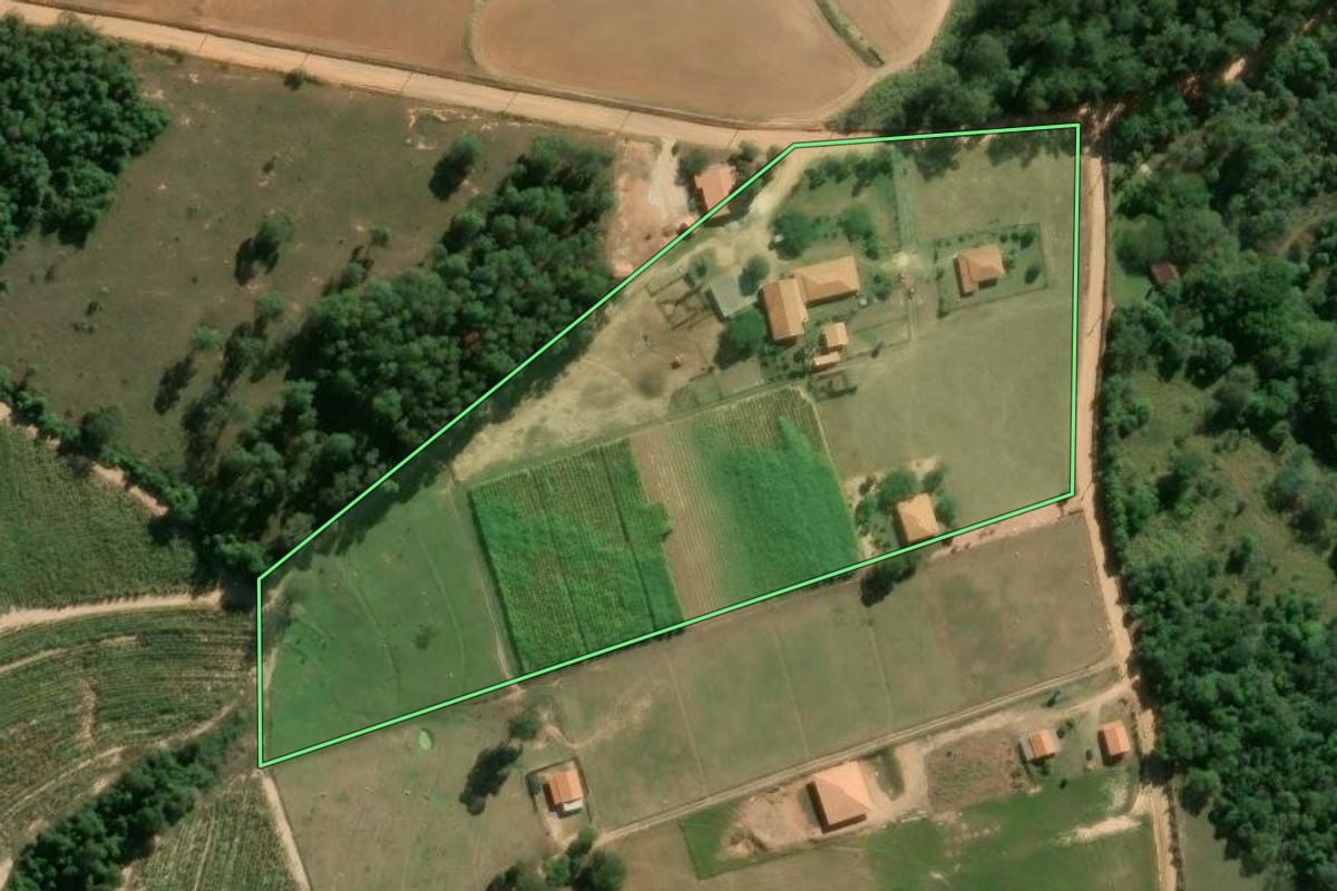 Imagem de satélite do imóvel rural em Porto Feliz (SP), com o contorno declarado no CAR desenhado por cima.