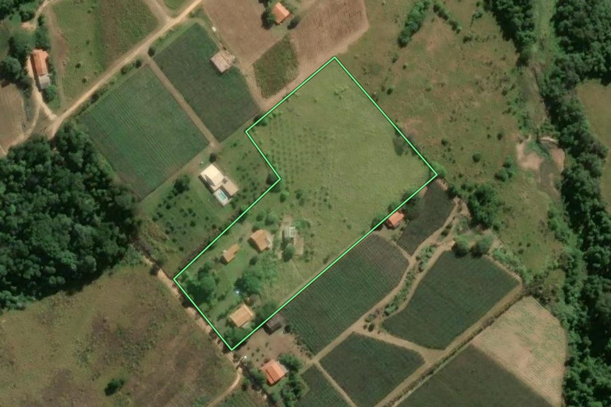 Imagem de satélite do imóvel rural em Porto Feliz (SP), com o contorno declarado no CAR desenhado por cima.