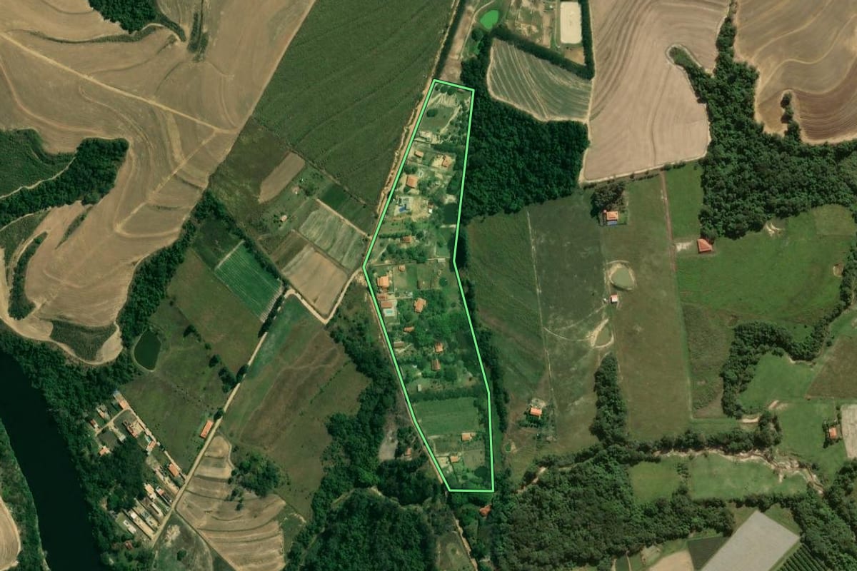 Imagem de satélite do imóvel rural em Porto Feliz (SP), com o contorno declarado no CAR desenhado por cima.