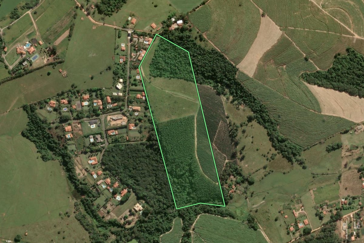 Imagem de satélite do imóvel rural em Porto Feliz (SP), com o contorno declarado no CAR desenhado por cima.