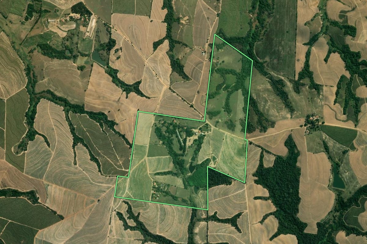 Imagem de satélite do imóvel rural em Porto Feliz (SP), com o contorno declarado no CAR desenhado por cima.