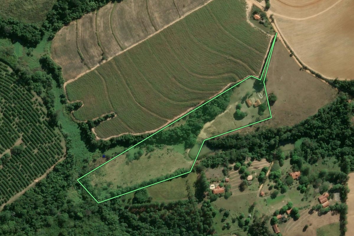 Imagem de satélite do imóvel rural em Porto Feliz (SP), com o contorno declarado no CAR desenhado por cima.