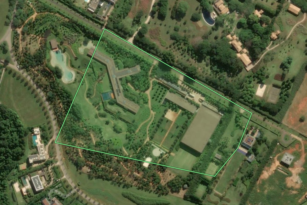 Imagem de satélite do imóvel rural em Porto Feliz (SP), com o contorno declarado no CAR desenhado por cima.