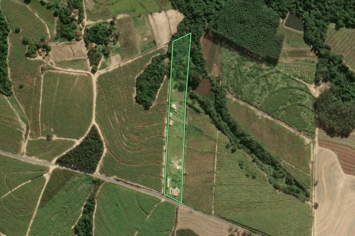 Imagem de satélite do imóvel rural em Porto Feliz (SP), com o contorno declarado no CAR desenhado por cima.