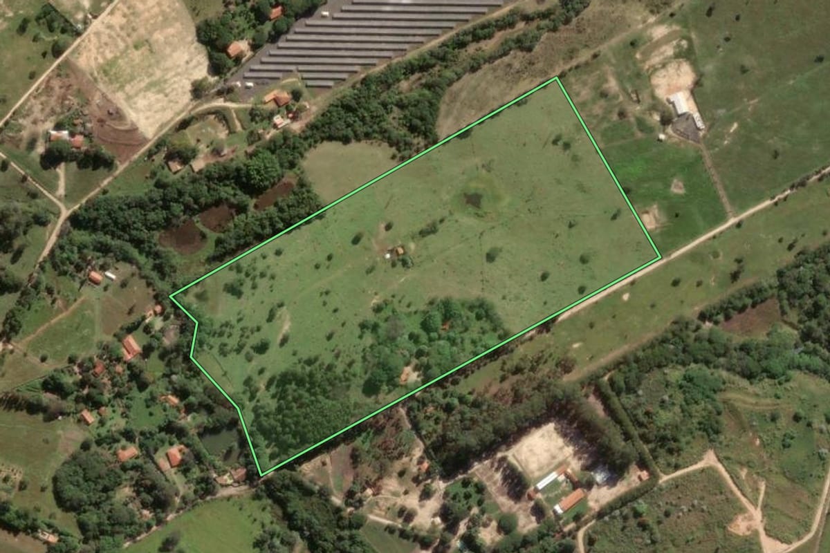 Imagem de satélite do imóvel rural em Porto Feliz (SP), com o contorno declarado no CAR desenhado por cima.