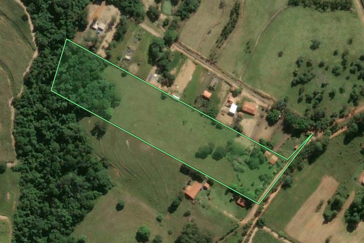 Imagem de satélite do imóvel rural em Porto Feliz (SP), com o contorno declarado no CAR desenhado por cima.