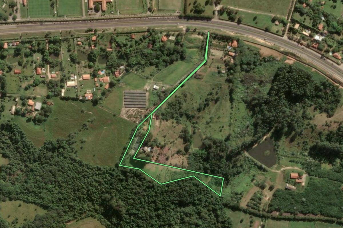 Imagem de satélite do imóvel rural em Porto Feliz (SP), com o contorno declarado no CAR desenhado por cima.