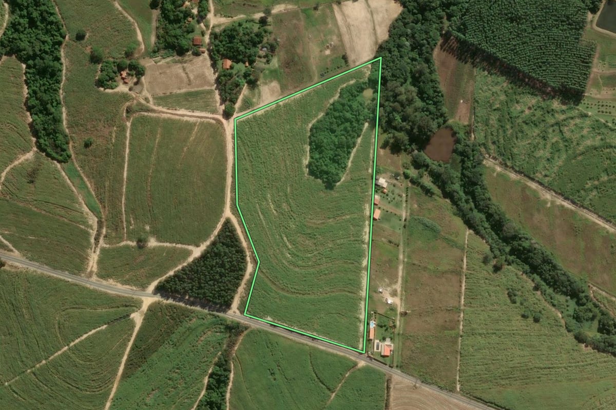 Imagem de satélite do imóvel rural em Porto Feliz (SP), com o contorno declarado no CAR desenhado por cima.