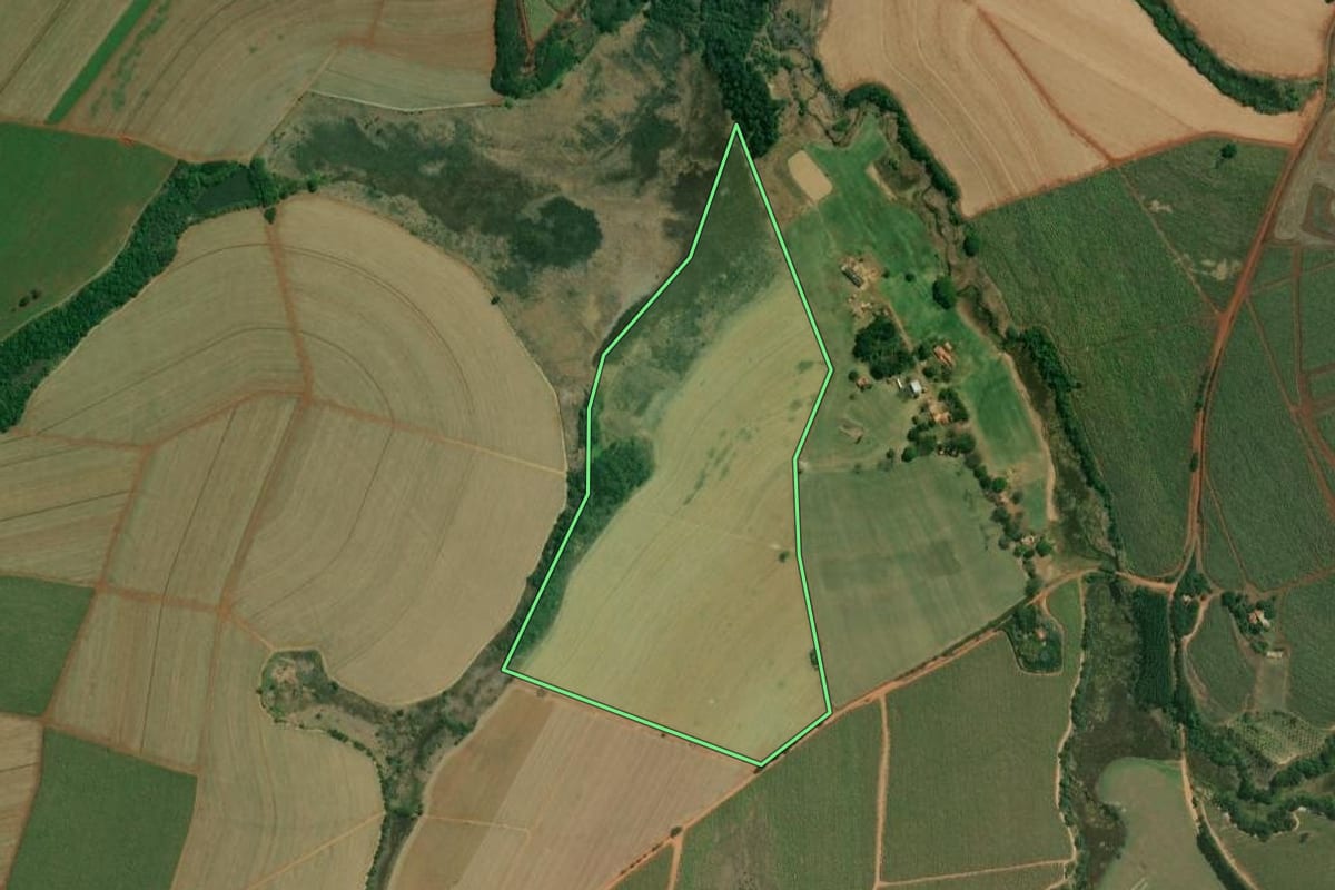Imagem de satélite do imóvel rural em Porto Feliz (SP), com o contorno declarado no CAR desenhado por cima.
