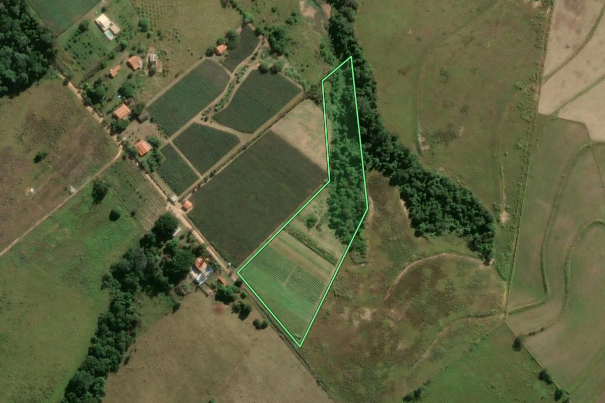 Imagem de satélite do imóvel rural em Porto Feliz (SP), com o contorno declarado no CAR desenhado por cima.