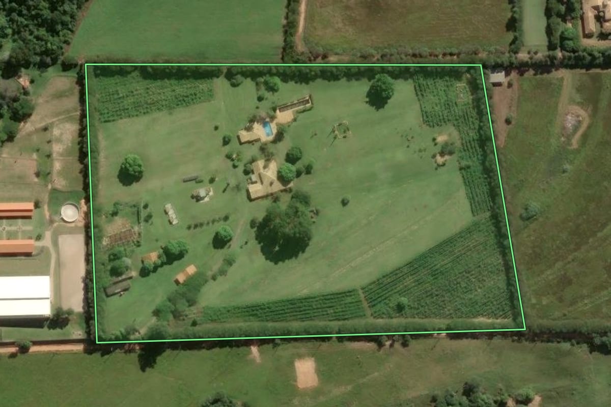Imagem de satélite do imóvel rural em Porto Feliz (SP), com o contorno declarado no CAR desenhado por cima.