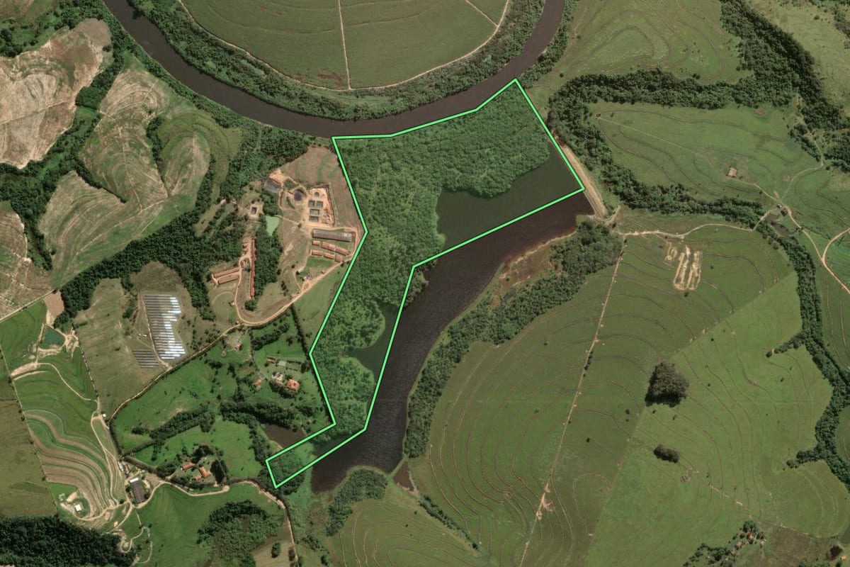 Imagem de satélite do imóvel rural em Porto Feliz (SP), com o contorno declarado no CAR desenhado por cima.