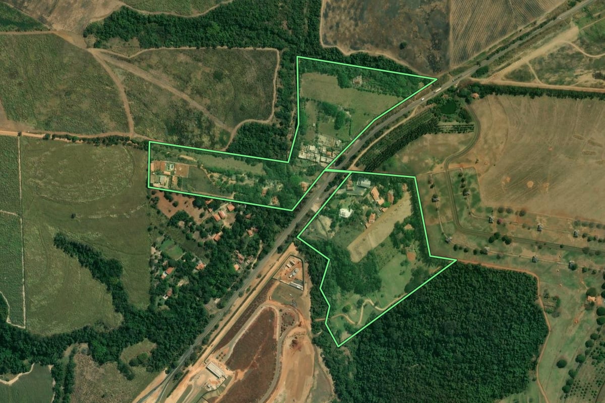 Imagem de satélite do imóvel rural em Porto Feliz (SP), com o contorno declarado no CAR desenhado por cima.