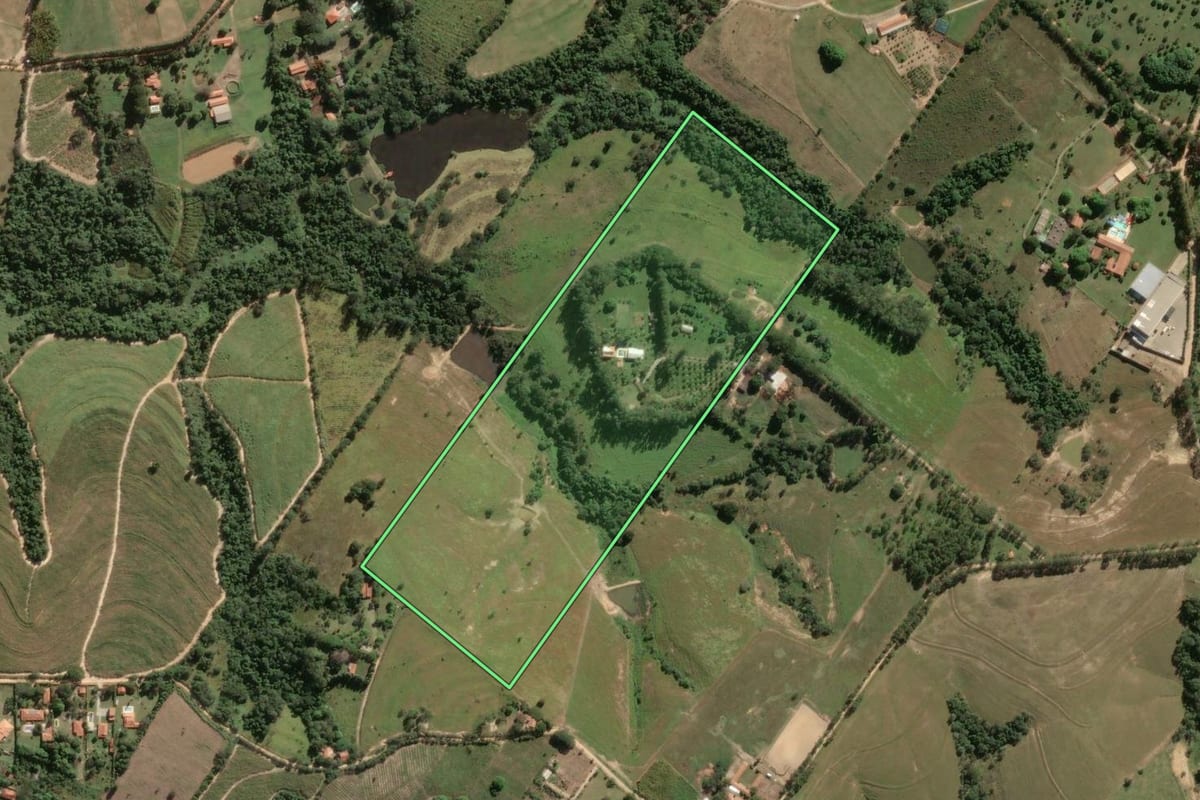 Imagem de satélite do imóvel rural em Porto Feliz (SP), com o contorno declarado no CAR desenhado por cima.