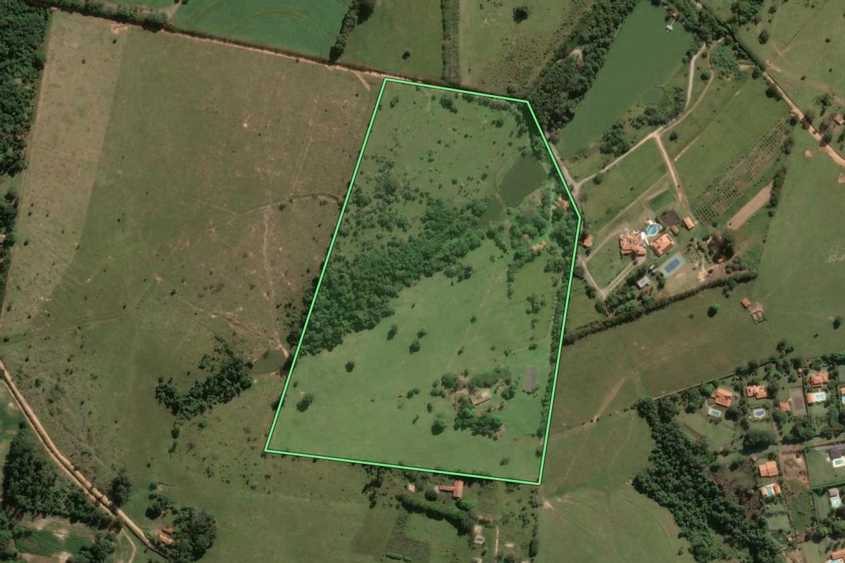 Imagem de satélite do imóvel rural em Porto Feliz (SP), com o contorno declarado no CAR desenhado por cima.