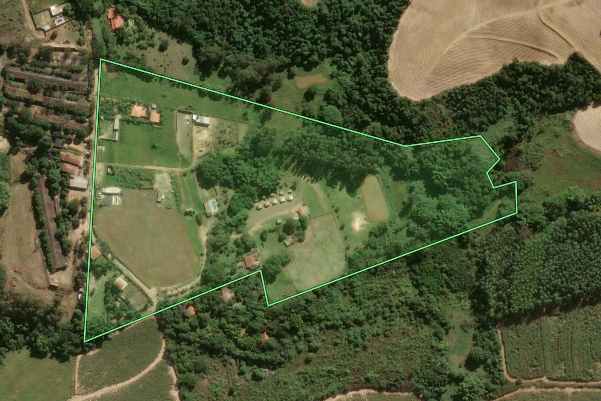 Imagem de satélite do imóvel rural em Porto Feliz (SP), com o contorno declarado no CAR desenhado por cima.