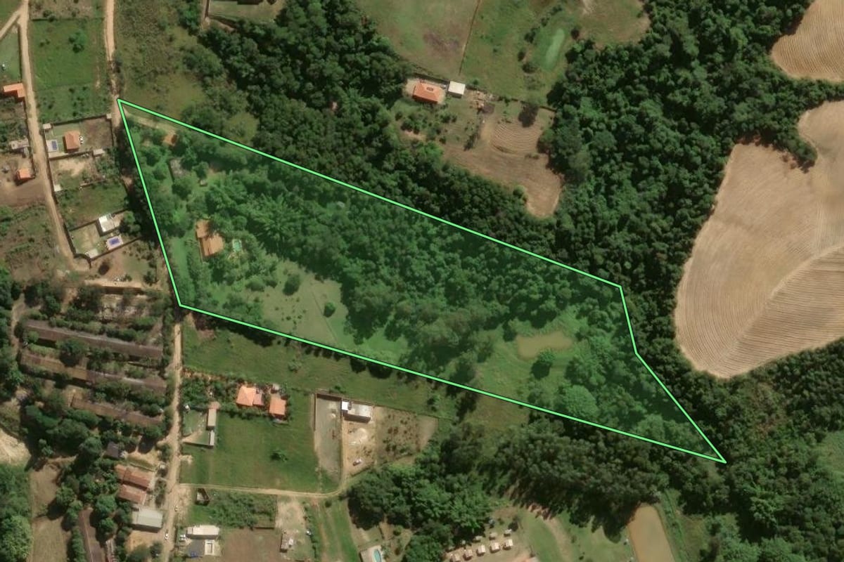 Imagem de satélite do imóvel rural em Porto Feliz (SP), com o contorno declarado no CAR desenhado por cima.