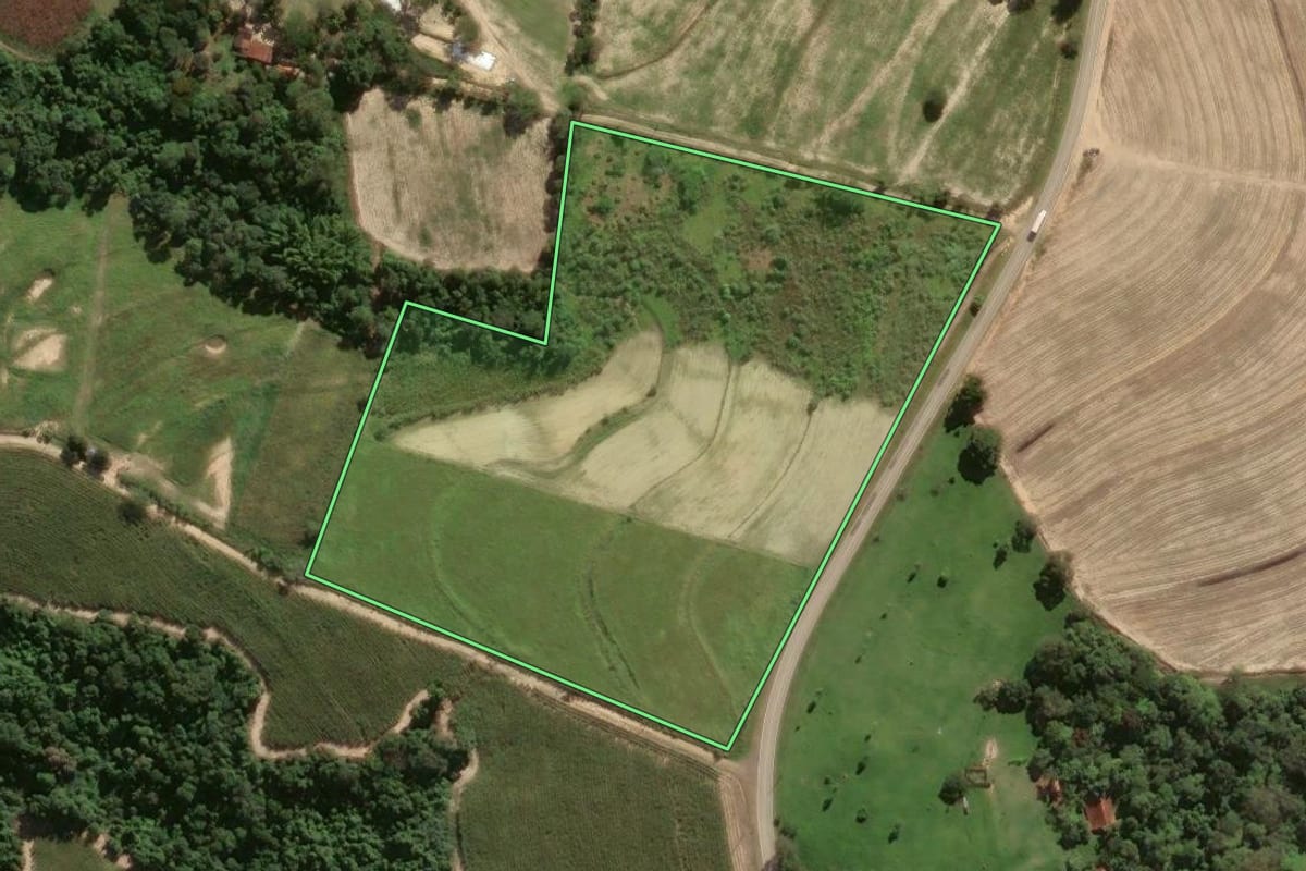 Imagem de satélite do imóvel rural em Porto Feliz (SP), com o contorno declarado no CAR desenhado por cima.