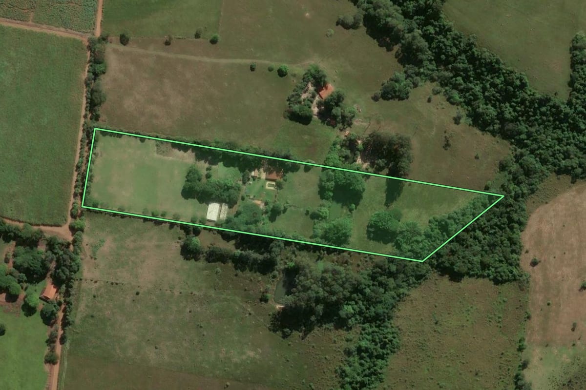 Imagem de satélite do imóvel rural em Porto Feliz (SP), com o contorno declarado no CAR desenhado por cima.