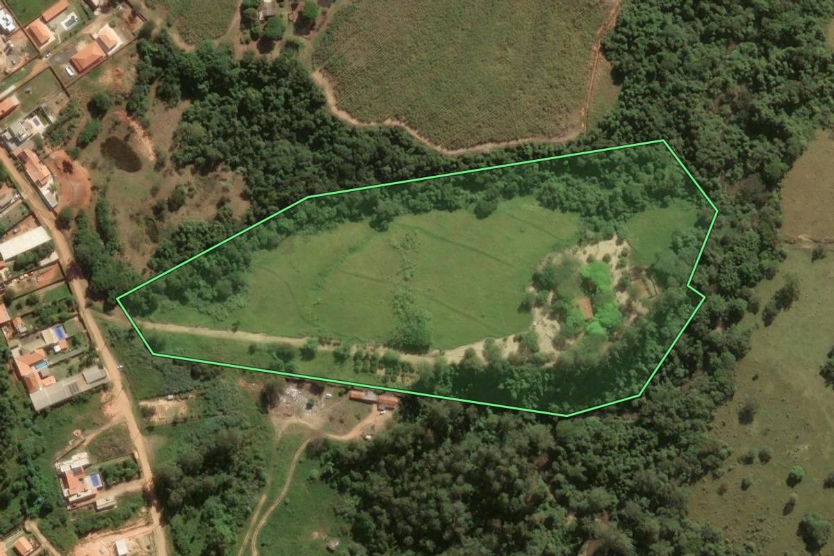 Imagem de satélite do imóvel rural em Porto Feliz (SP), com o contorno declarado no CAR desenhado por cima.