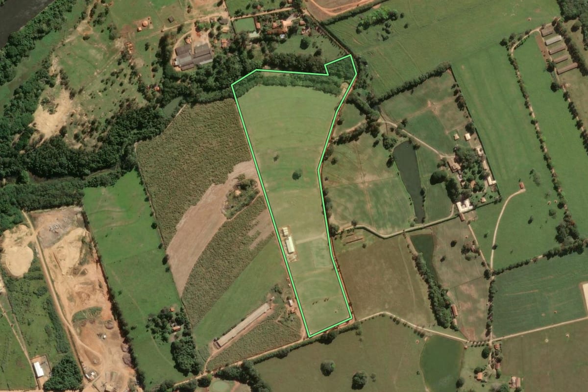 Imagem de satélite do imóvel rural em Porto Feliz (SP), com o contorno declarado no CAR desenhado por cima.
