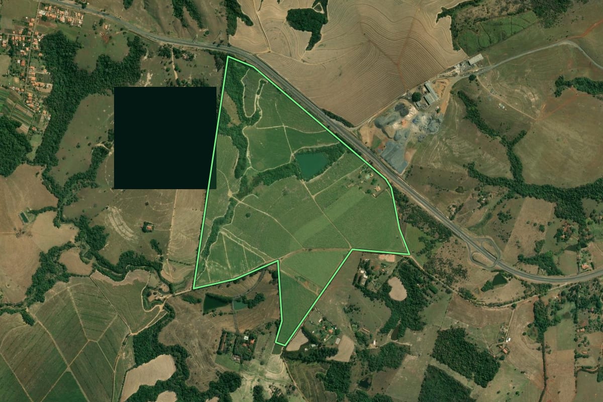 Imagem de satélite do imóvel rural em Porto Feliz (SP), com o contorno declarado no CAR desenhado por cima.